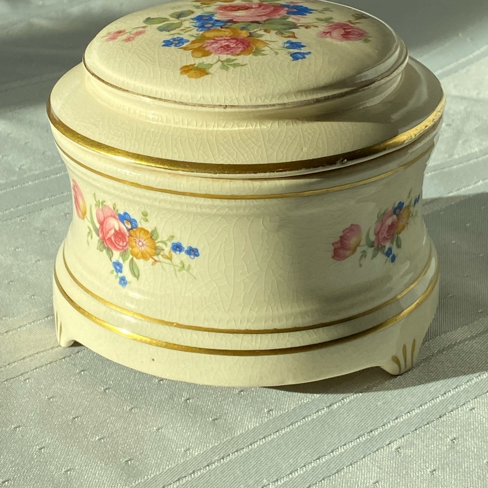 Vintage Floral Themed Ceramic Music Box - Picture 9 of 11